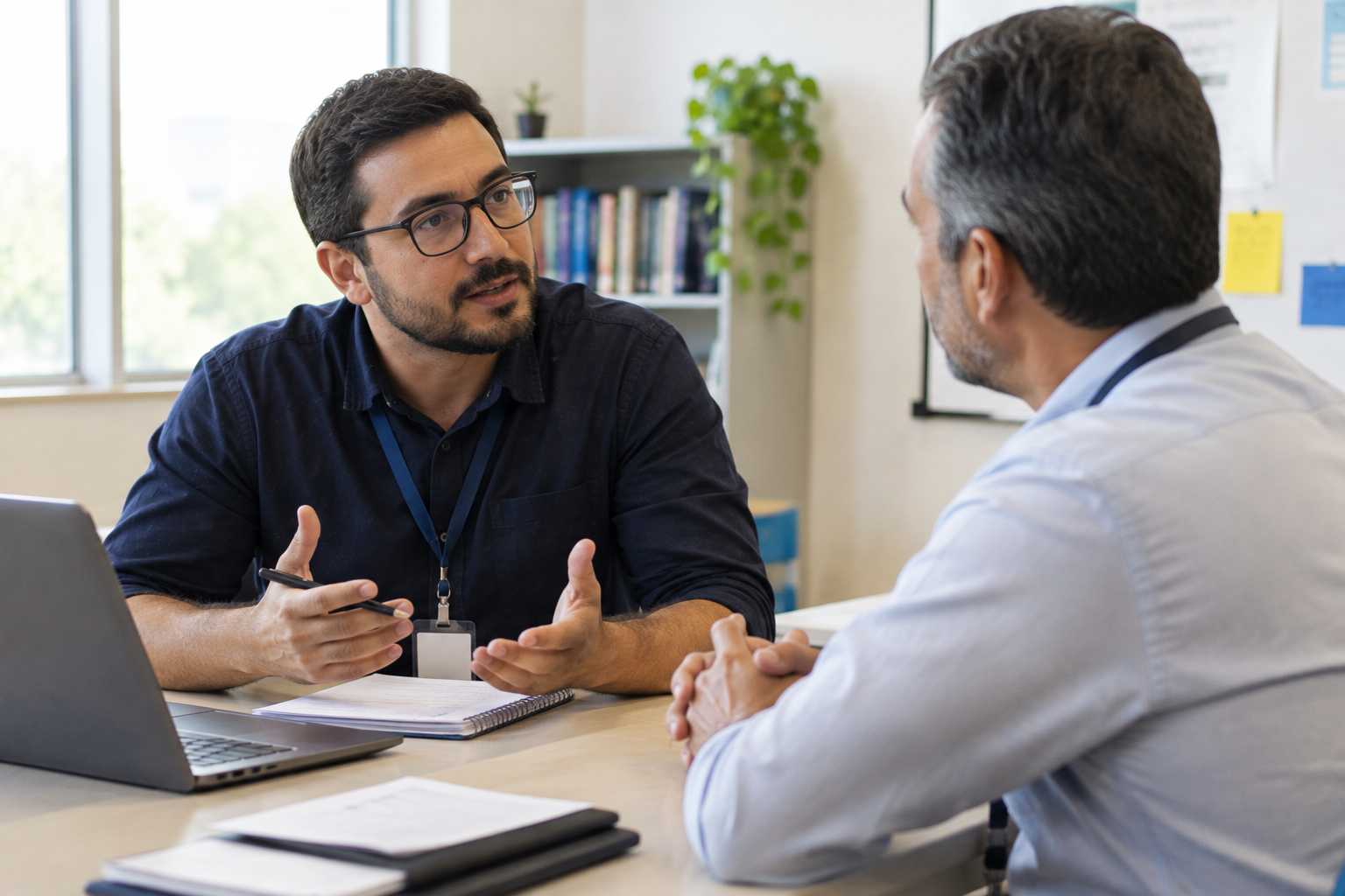 Profissionais discutindo sobre a liderança escolar de uma instituição.